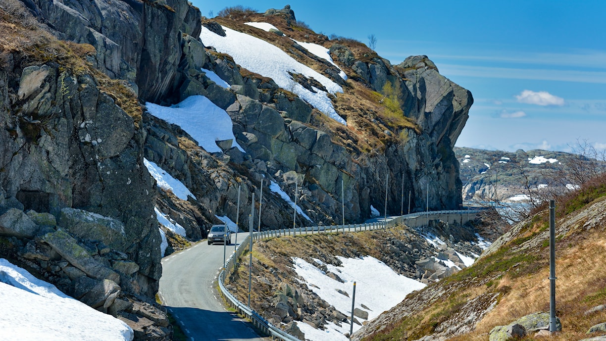 Svingete veg ved Svartavatnet. Bratte fjellsider henger over vegen.over vegen.