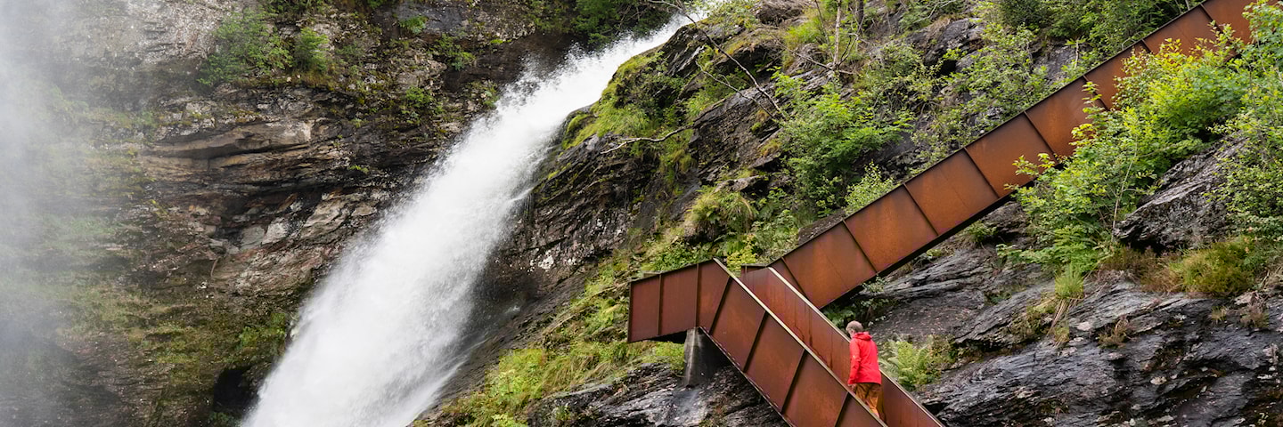 Svandalsfossen i Sauda, fossesti med trapper.
