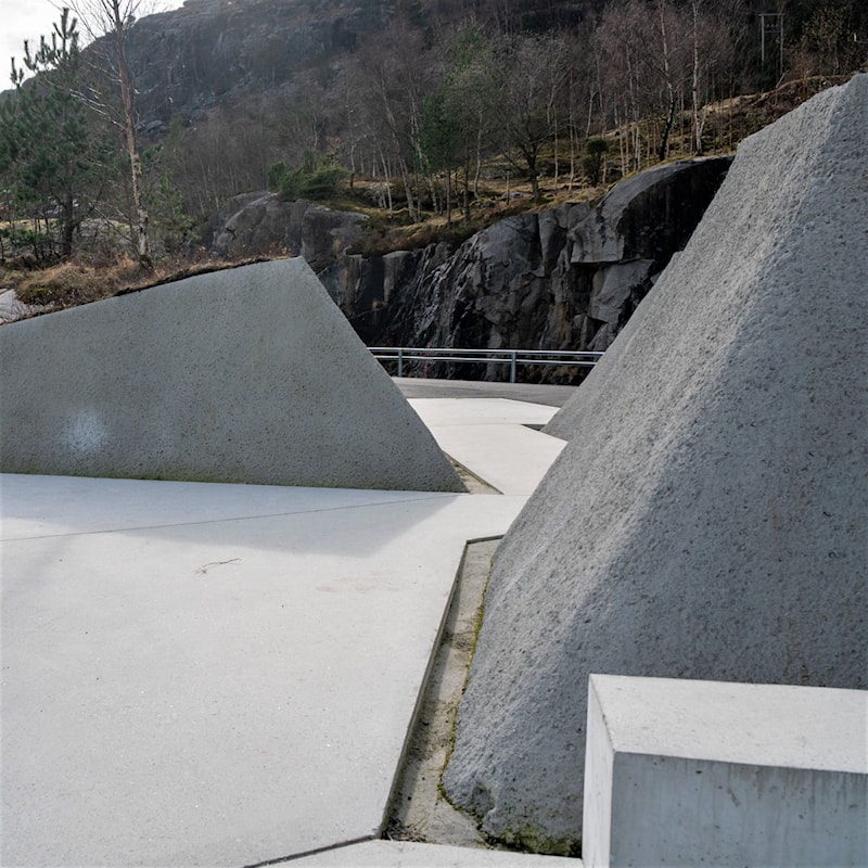 Betongkledde skråningen ved stien mot parkeringsplassen. 