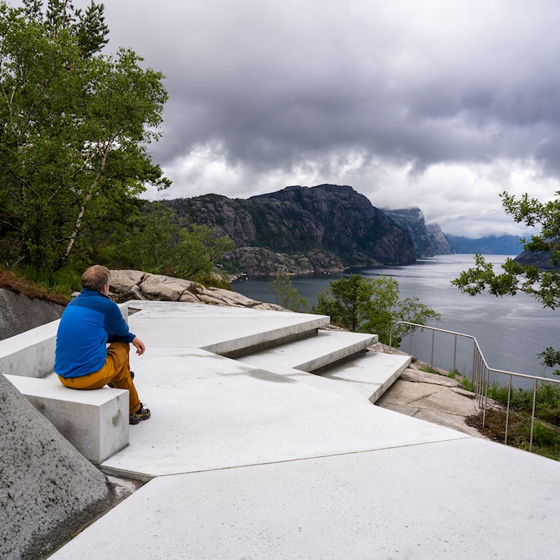 Rasteplassen er konstruert som en betongplate med sitteplasser. Utsikt innover Lysefjorden.