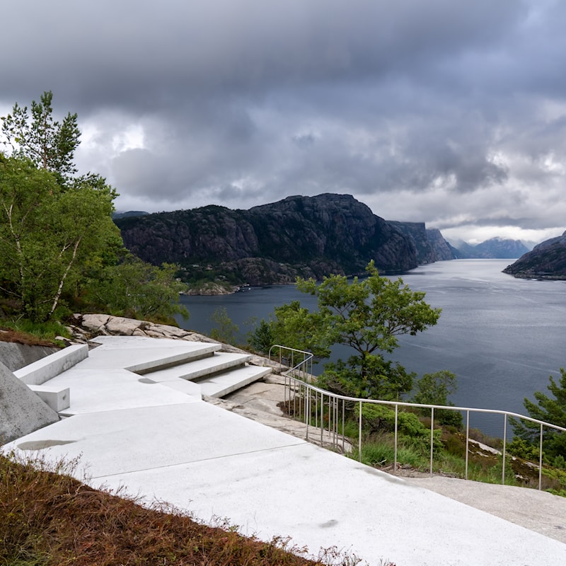 Oversikt over rasteplassen med utsikt innover Lysefjorden.