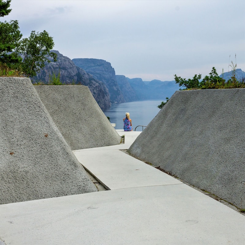 Fra parkeringsplassen går det sti konstruert i svinger, med skråninger i betong gir det en følelse av å gå gjennom klippelandskap.