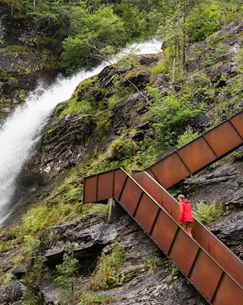 Svandalsfossen i Sauda, fossesti med trapper.