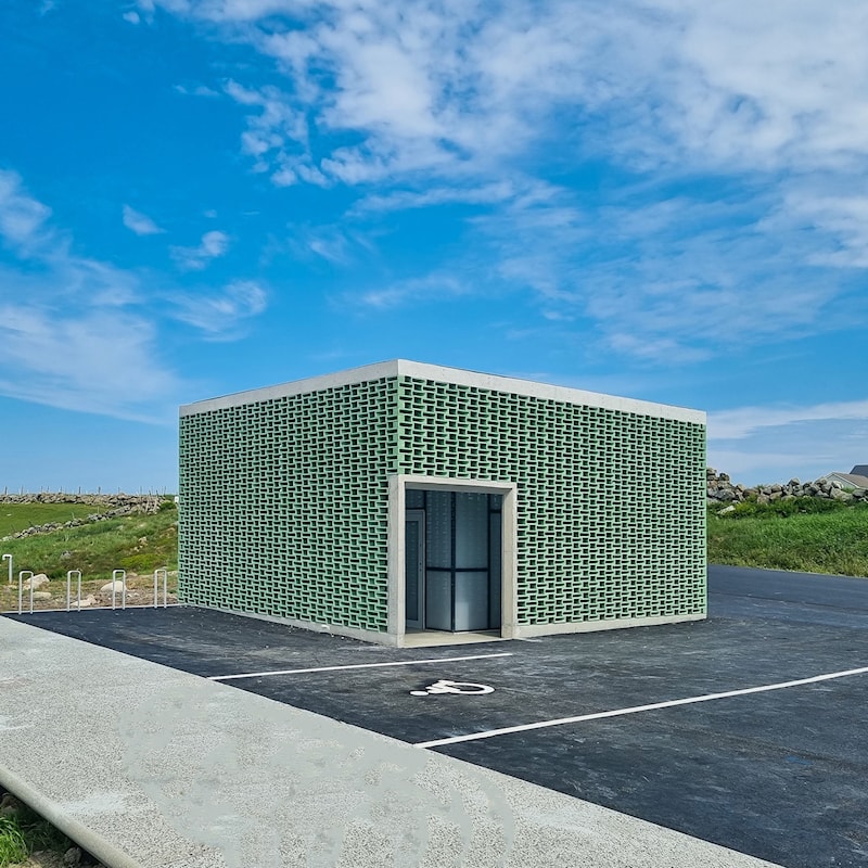 Servicebygget sett utenfra.