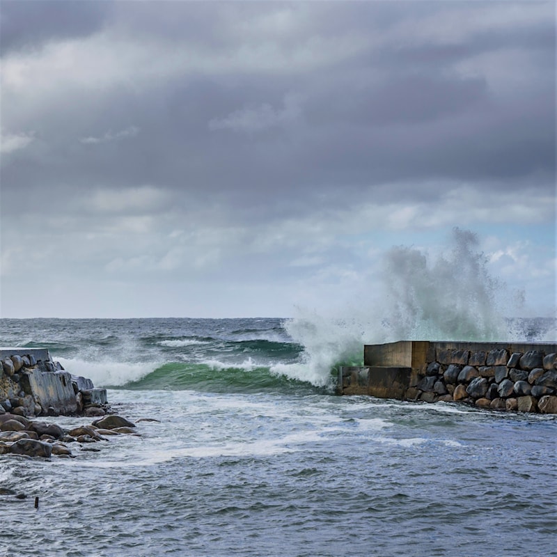 Innvendig stormhytte med utsikt til havet.