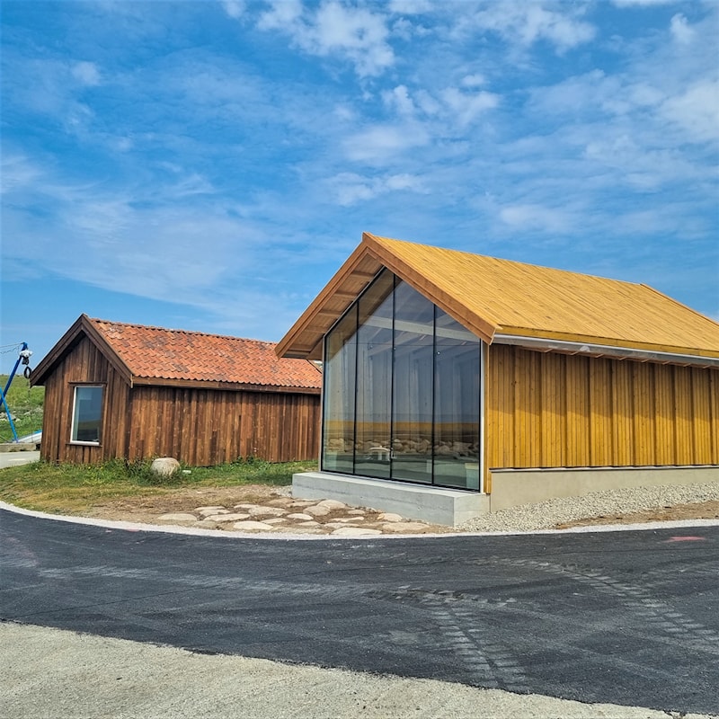 Sjøbod og ny stormhytte.