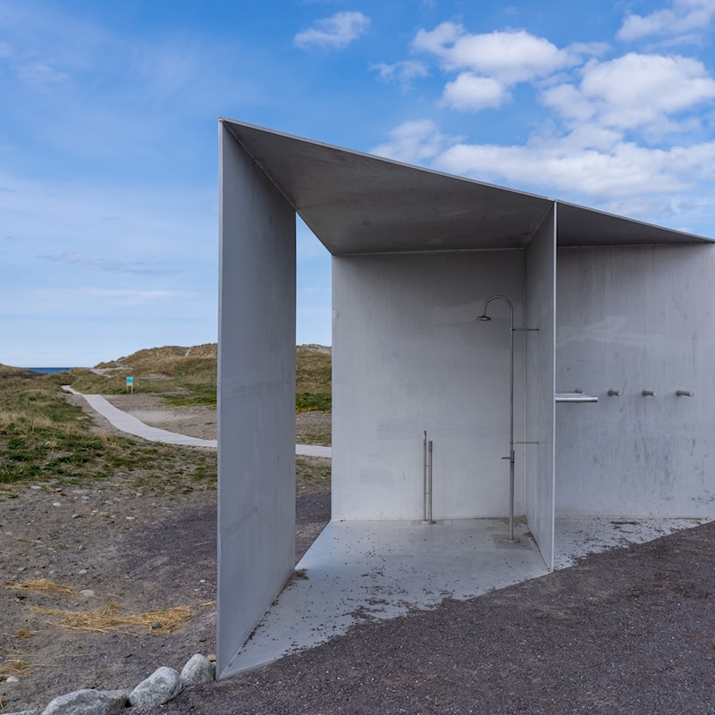 Detalj av toalettbygg av stål