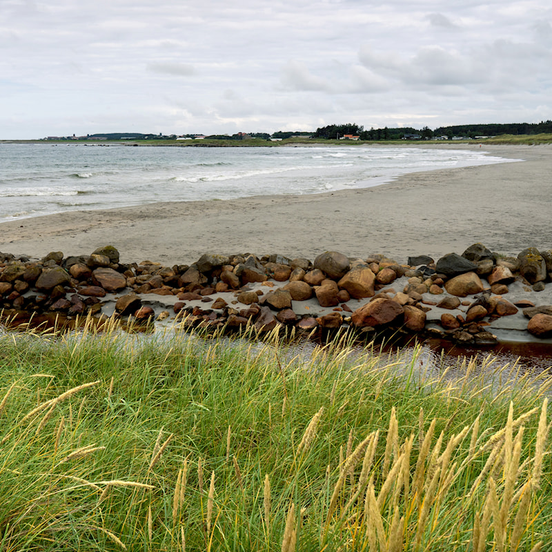 Stranda med utsyn til havet