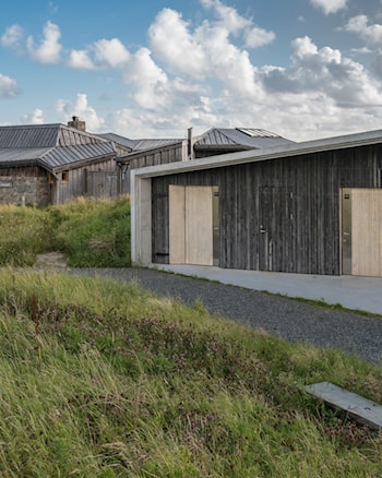Friluftshuset på Orre. Samarbeid mellom Friluftsrådet og Statens vegvesen gjør at reisende har tilgang til toalett. Foto: Roger Ellingsen, Statens vegvesen