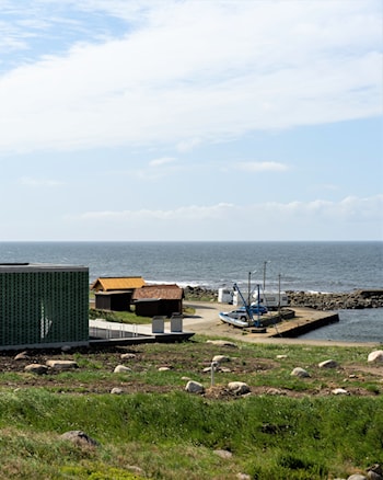 Utsikt over havna med servicebygg og stormhytter.